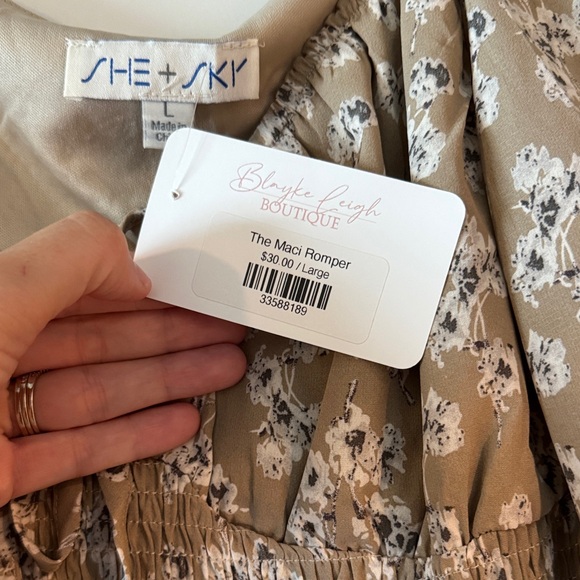 She + Sky Floral Smocked Romper - Brown - Picture 4 of 5